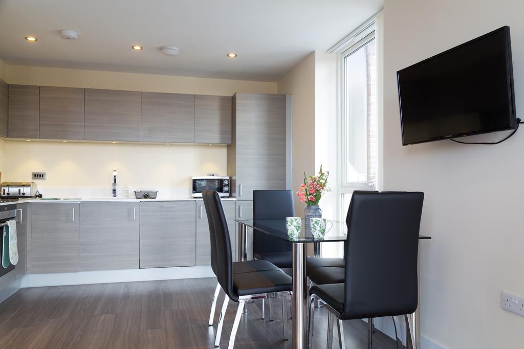 Contemporary & Homely Penthouse, 2 Mins Walk From Cambridge Station, Lift Access, Secured Gated On-Site Parking, Self Check-In, Super Fast Wifi, Terrace & Sleeps 6 المظهر الخارجي الصورة