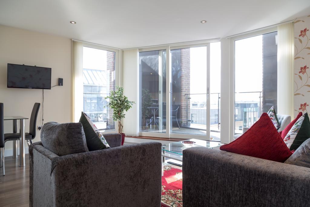 Contemporary & Homely Penthouse, 2 Mins Walk From Cambridge Station, Lift Access, Secured Gated On-Site Parking, Self Check-In, Super Fast Wifi, Terrace & Sleeps 6 المظهر الخارجي الصورة
