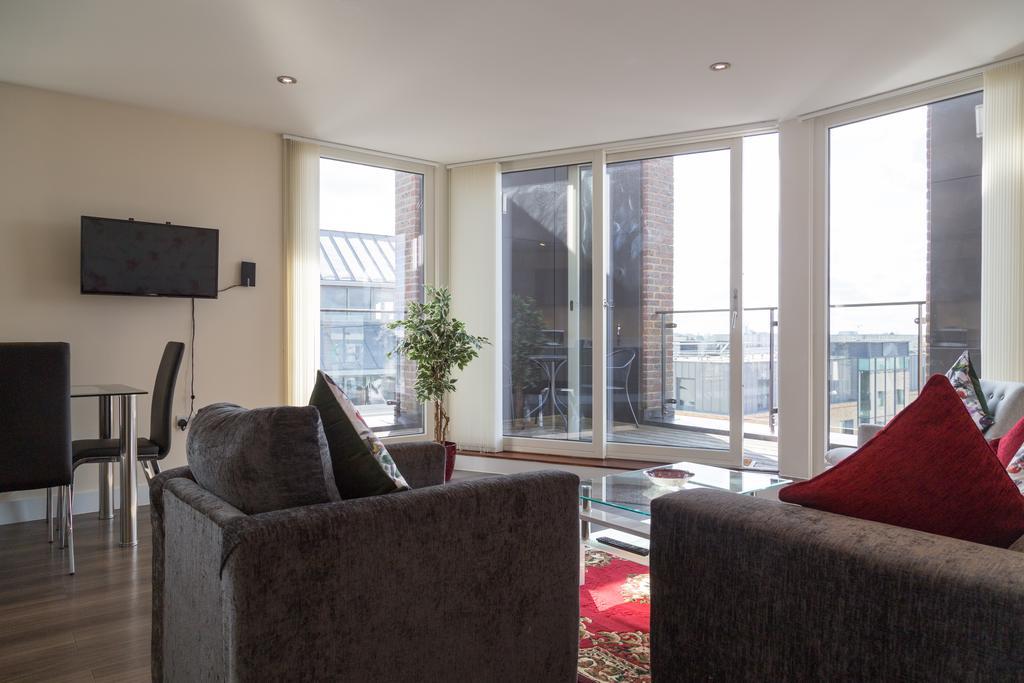 Contemporary & Homely Penthouse, 2 Mins Walk From Cambridge Station, Lift Access, Secured Gated On-Site Parking, Self Check-In, Super Fast Wifi, Terrace & Sleeps 6 المظهر الخارجي الصورة