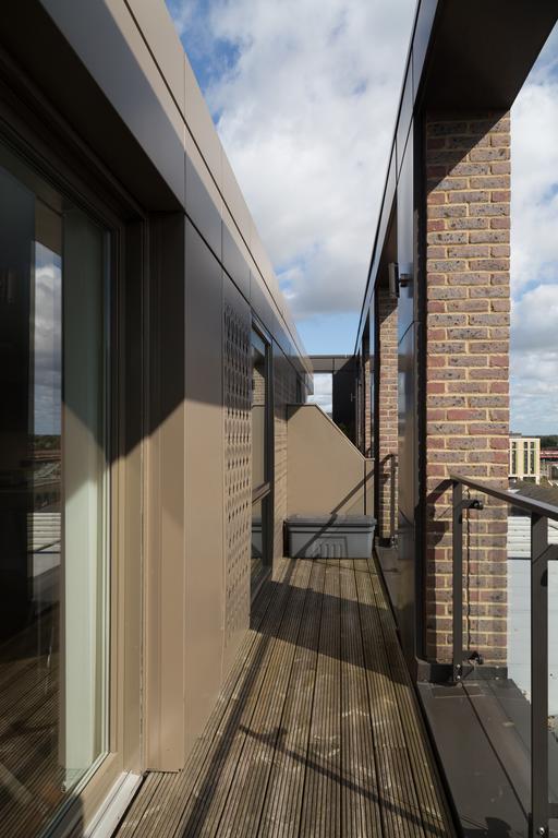 Contemporary & Homely Penthouse, 2 Mins Walk From Cambridge Station, Lift Access, Secured Gated On-Site Parking, Self Check-In, Super Fast Wifi, Terrace & Sleeps 6 المظهر الخارجي الصورة